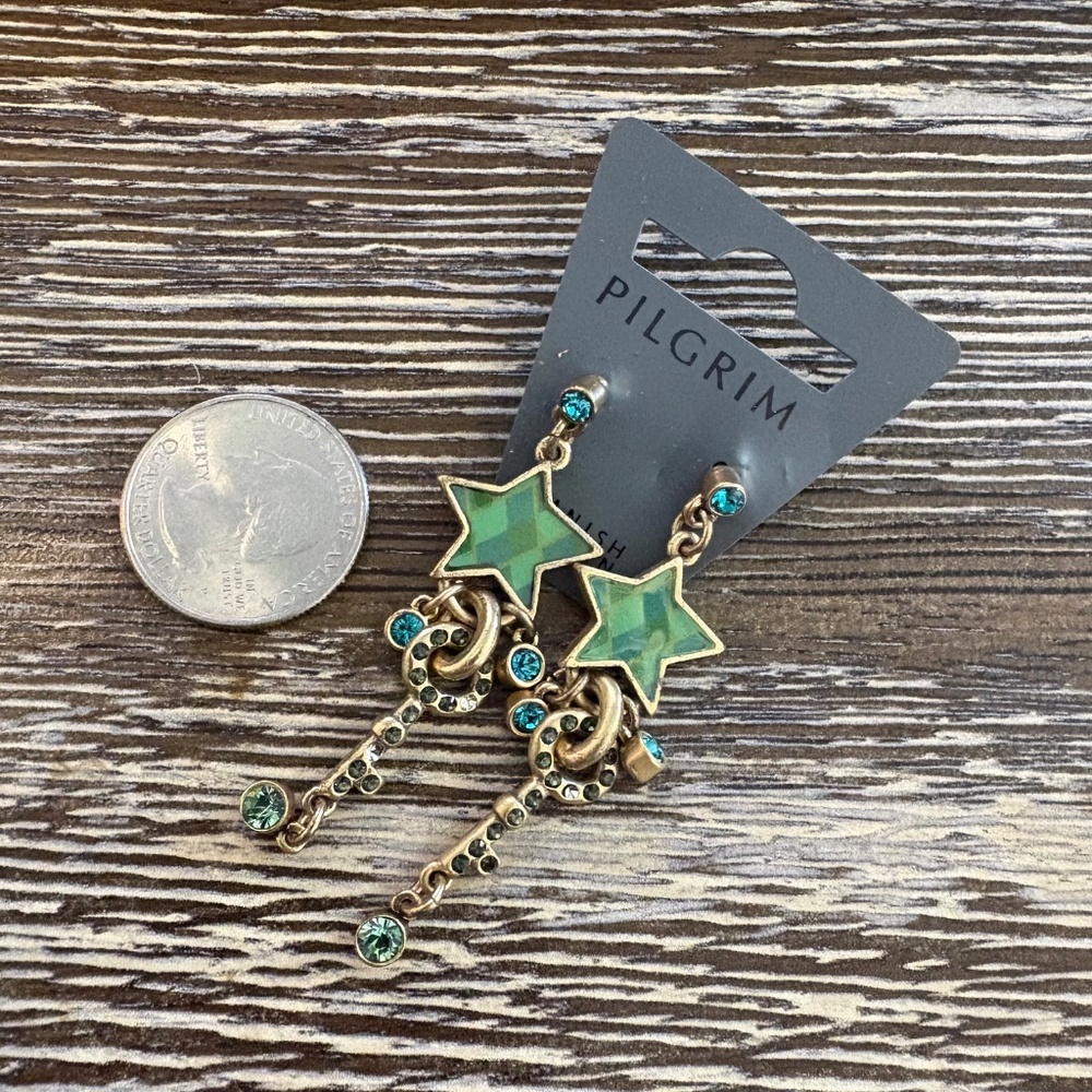 NWT - Pilgrim Danish Design earrings featuring a green star and key - Picture 8 of 8